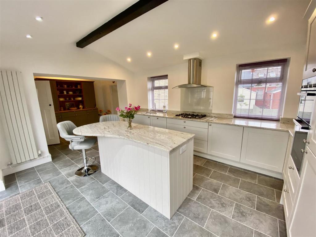 KITCHEN/BREAKFAST ROOM