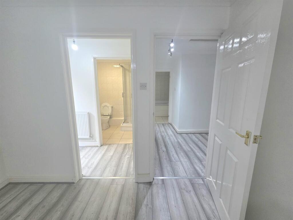 Bedroom 1 - ensuite - hallway.jpeg