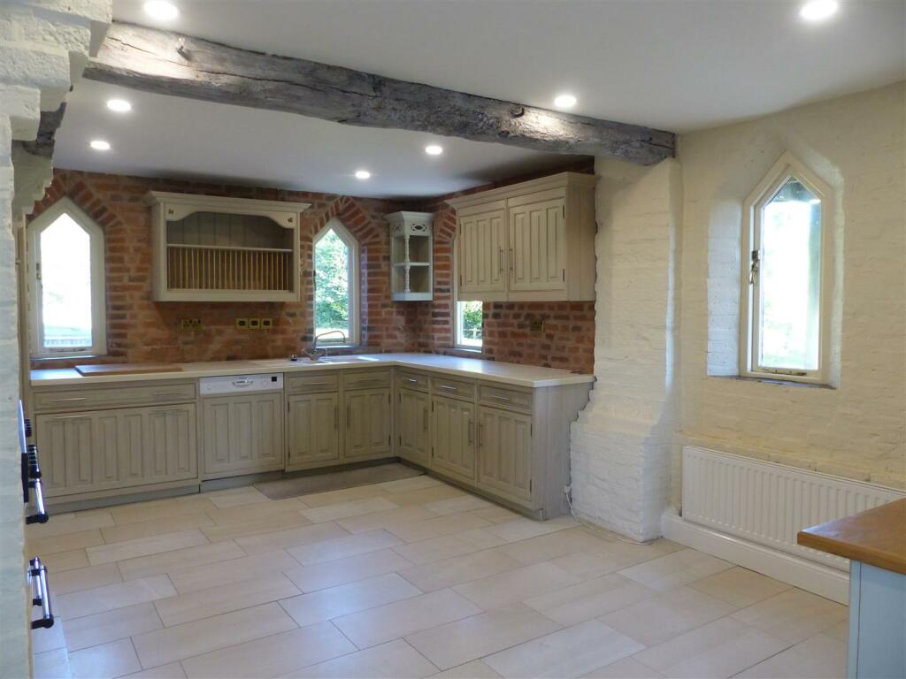 Kitchen (photo 2)