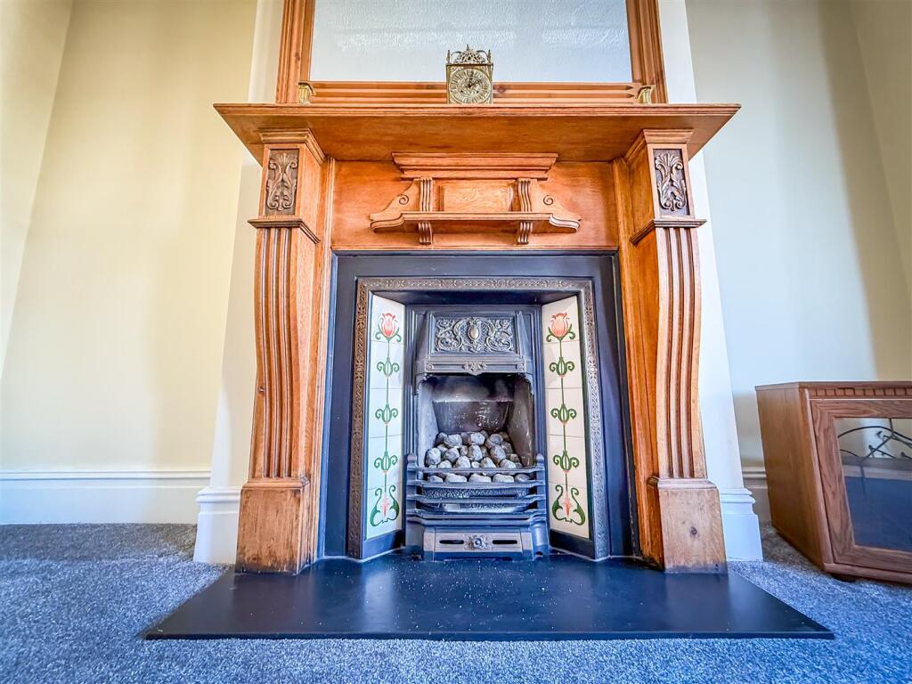 ALTERNATE VIEW OF LOUNGE