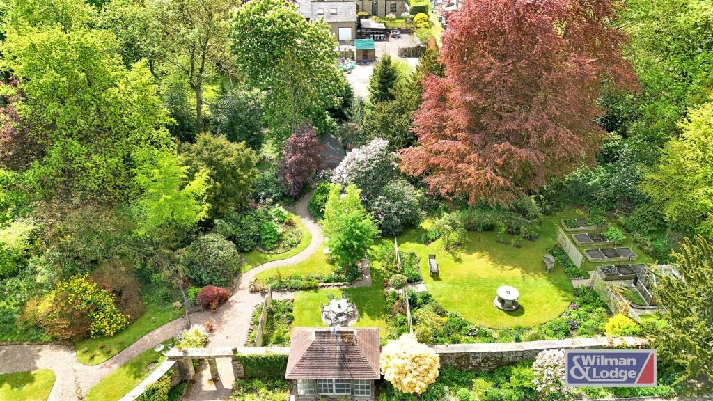 Four Double Bed Character Property in Steeton (49)