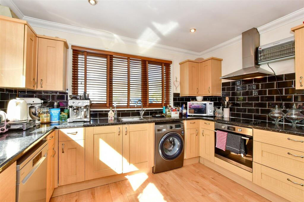 Kitchen/ Breakfast Room