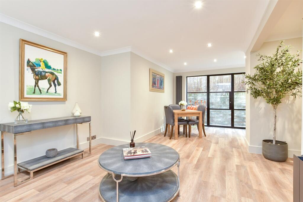 Lounge/ Dining Area