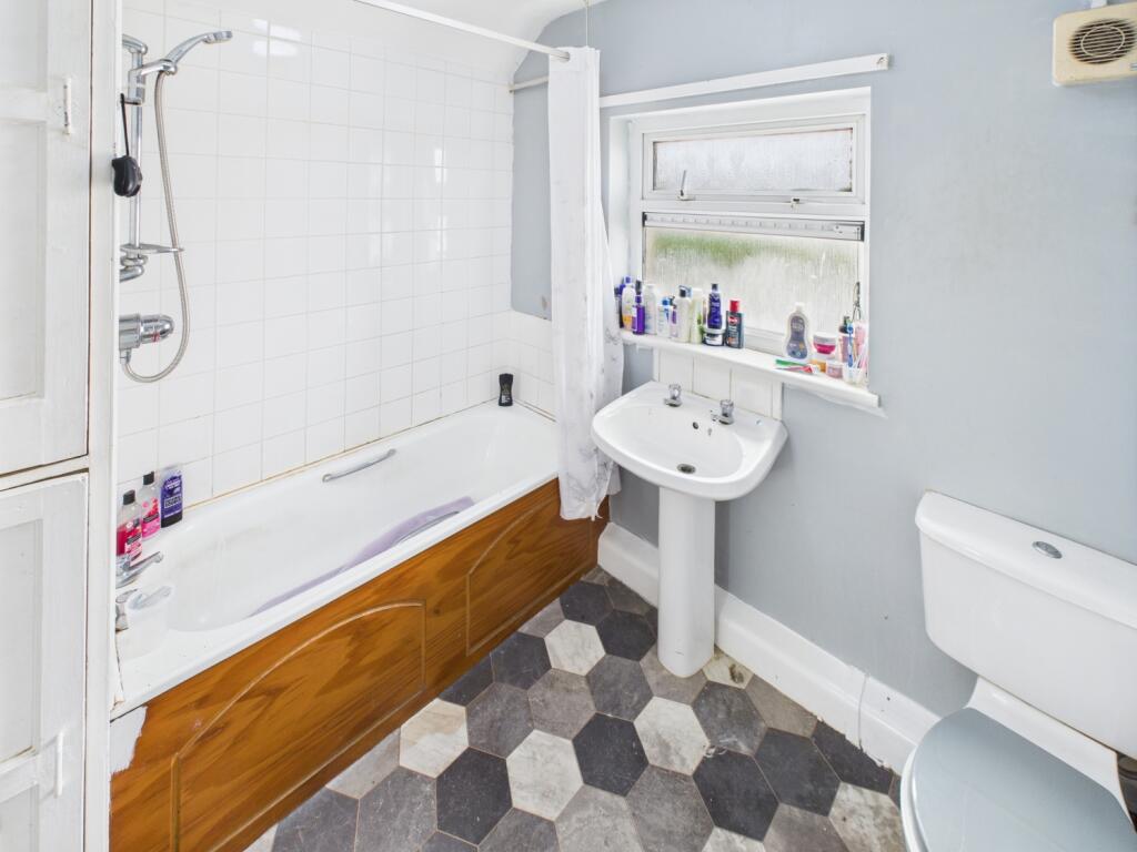EweMove Pudsey - Bathroom