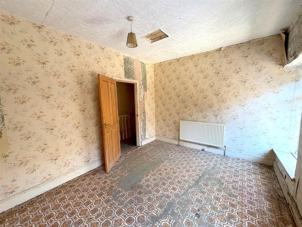 Bedroom 1b.jpg