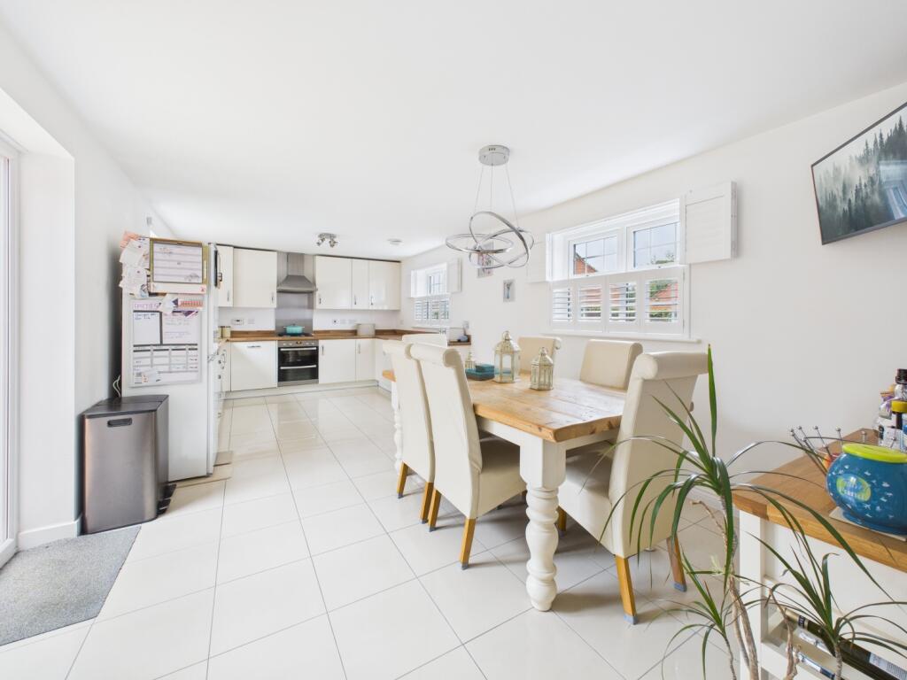 4. CAM04922G0-PR0070-STILL009