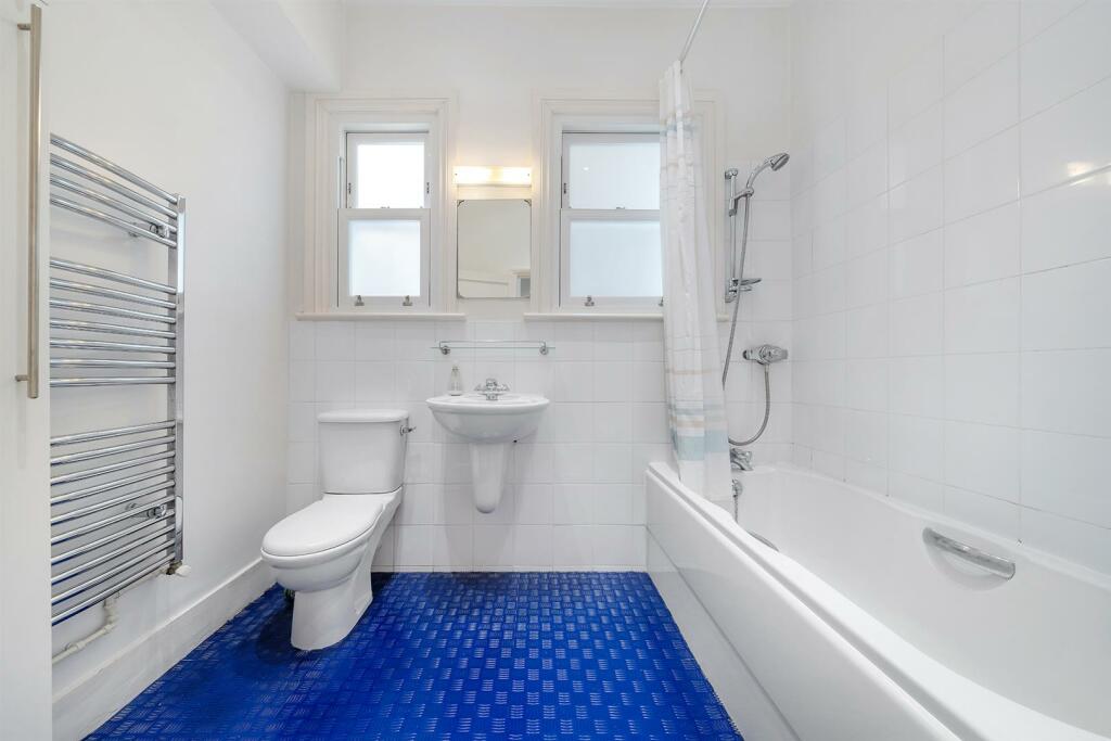 Bathroom (2).jpg