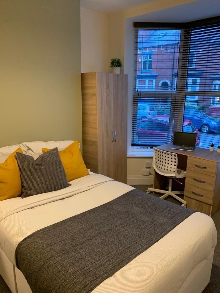 Cozy and well-kept single bedroom featuring a c...