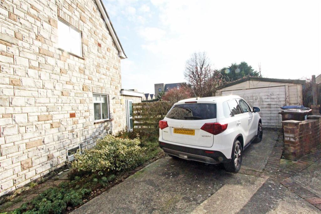 17 IMG_4622 garage.jpg