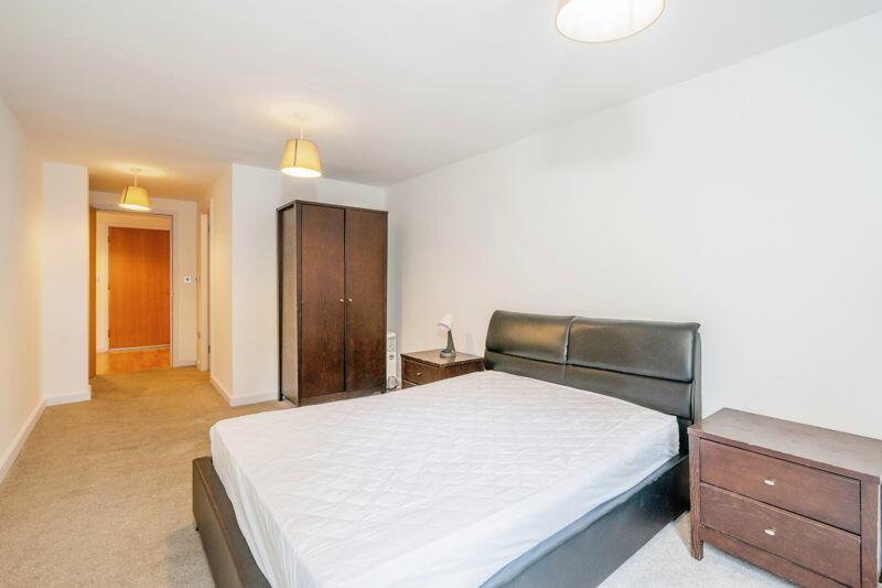 Principle bedroom (2)