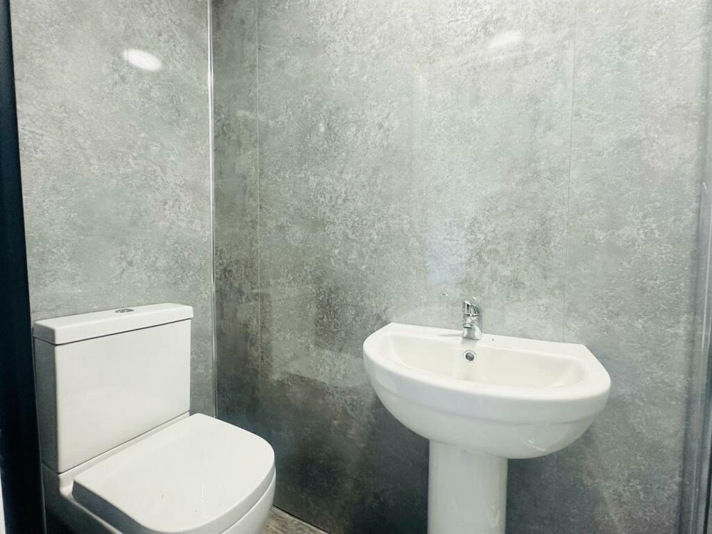 En suite to bedroom 2