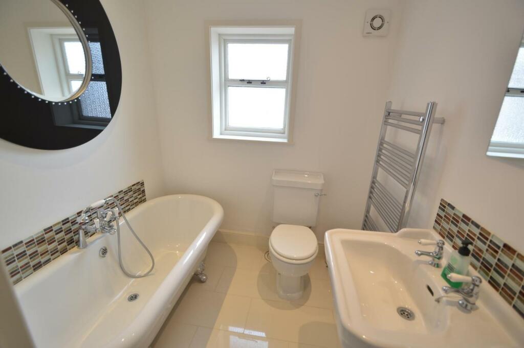 36 Pretoria Road family bathroom.jpg