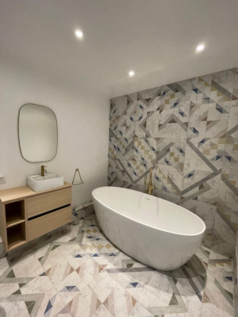 MAIN FAMILY BATHROOM