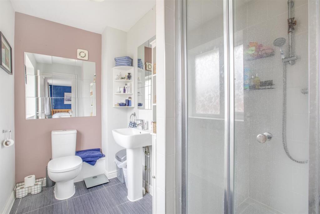 EN-SUITE TO MASTER
