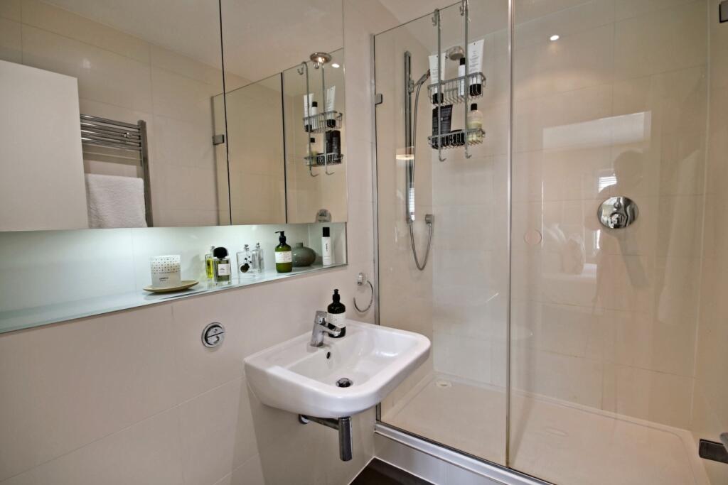 Flat 2 6 Holford Way - Bedroom 1-en suite 2