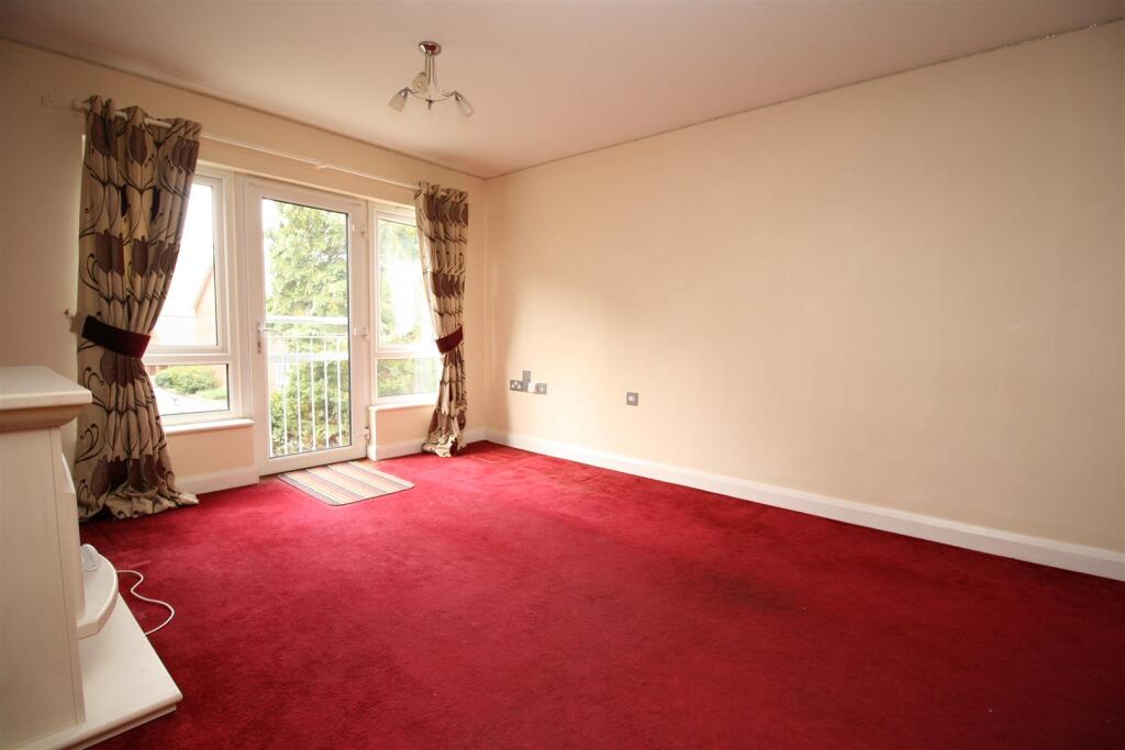 16 Baisley Gdns new lounge a.JPG