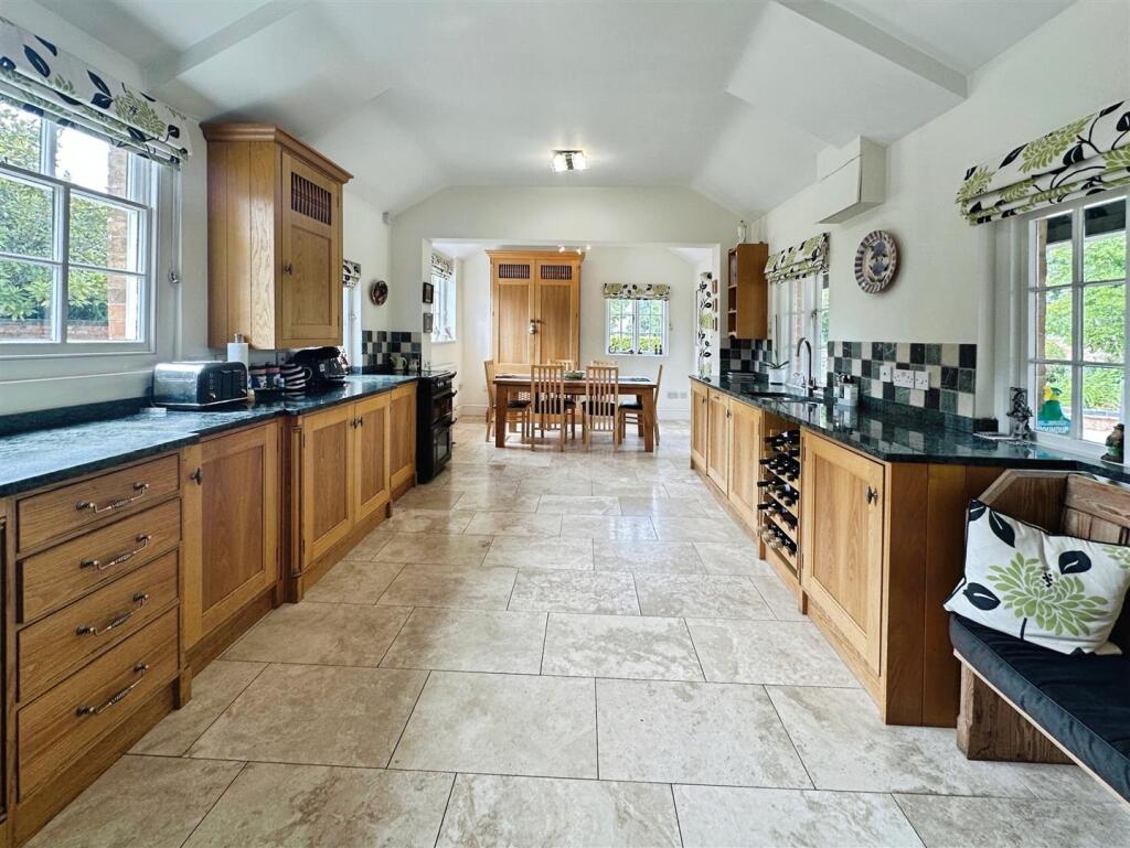 2b4c0893--4C6A-88BA-3691E4A7A29A-66306-00001570F18