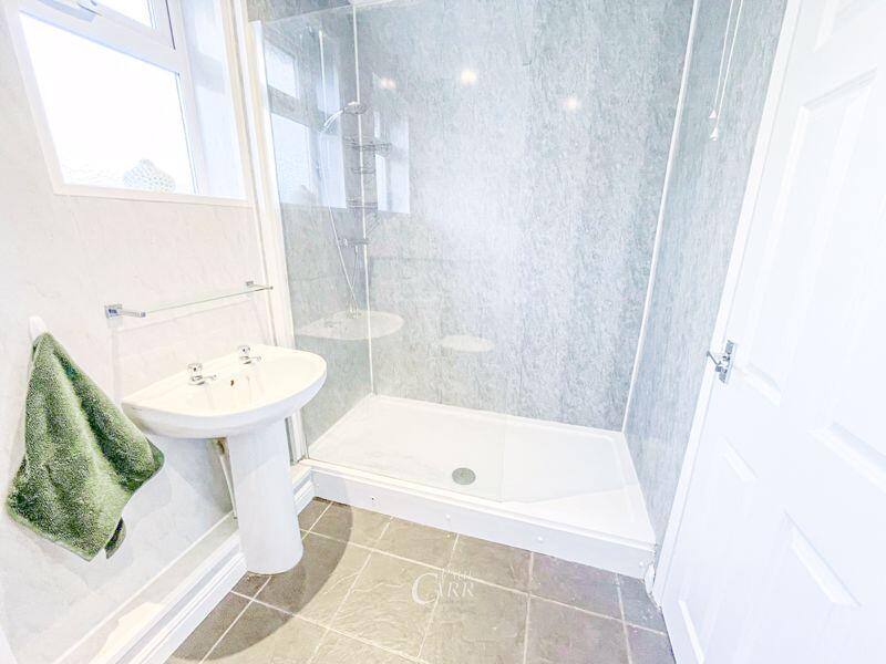 Family Bathroom - 1