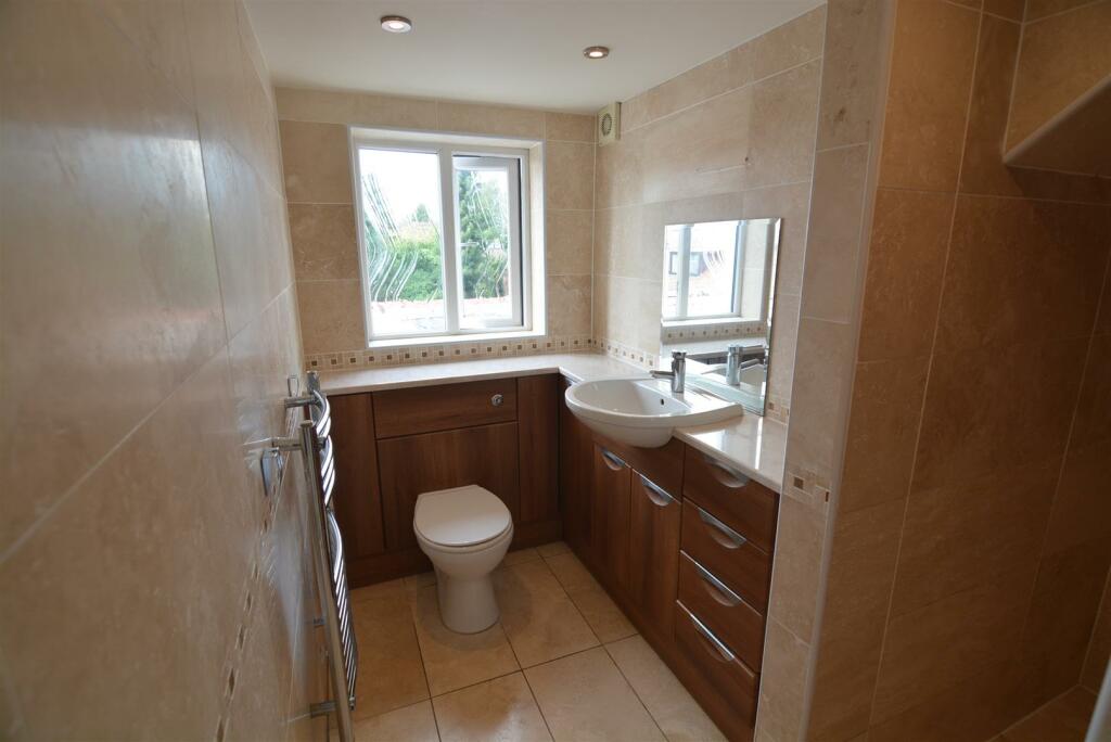 En-suite shower room (1s Floor)