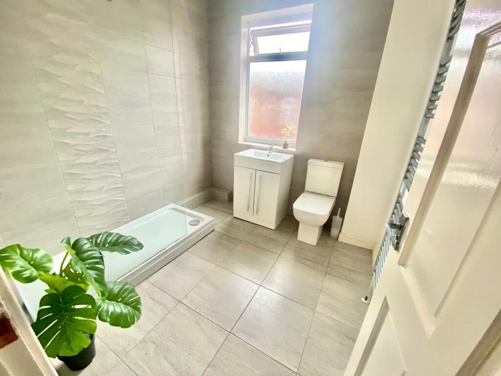 Bright and spacious bathroom suite featuring a ...