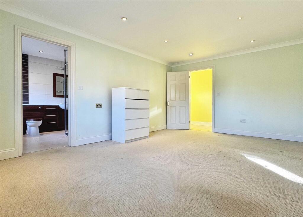 Master Bedroom.jpg