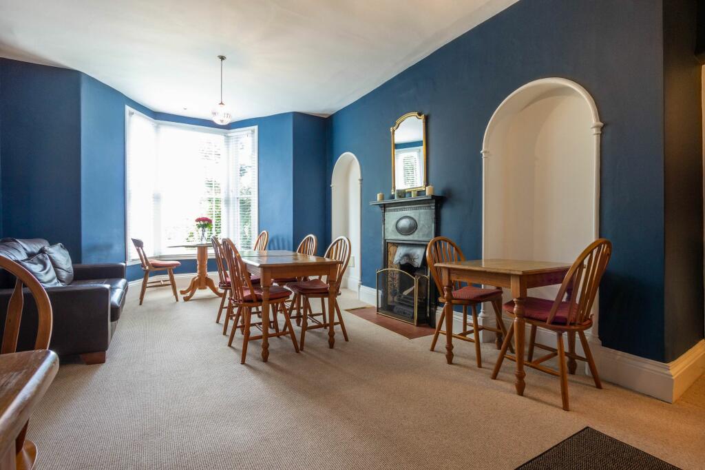 LOUNGE DINING ROOM