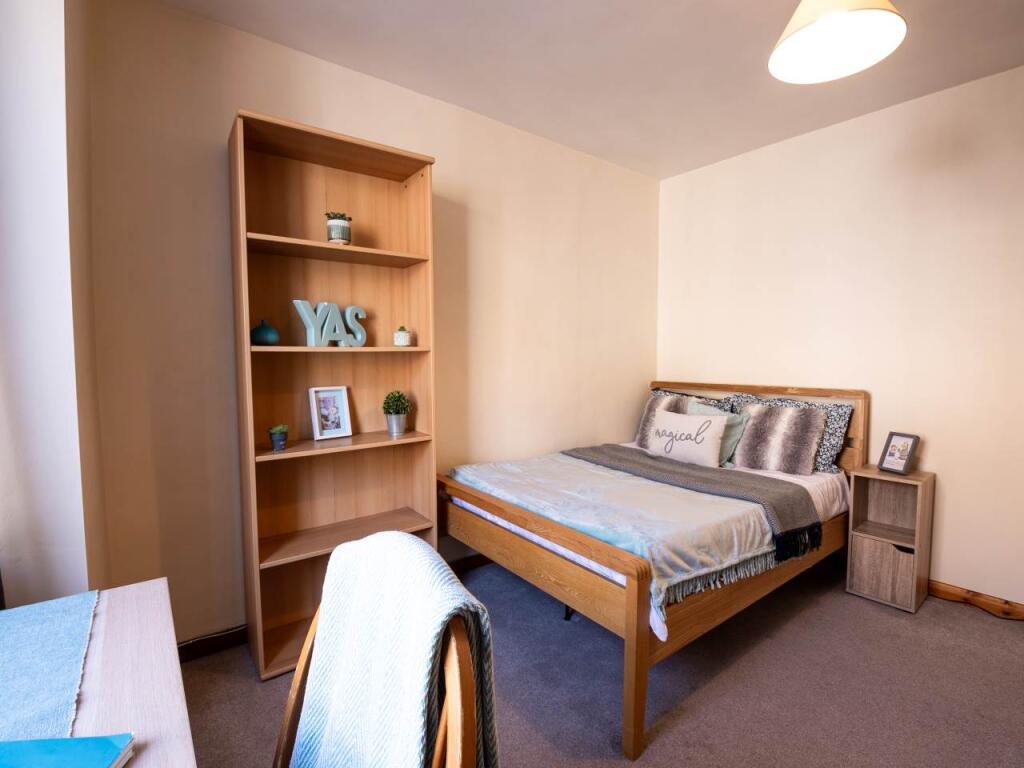 28Guildford_studenta