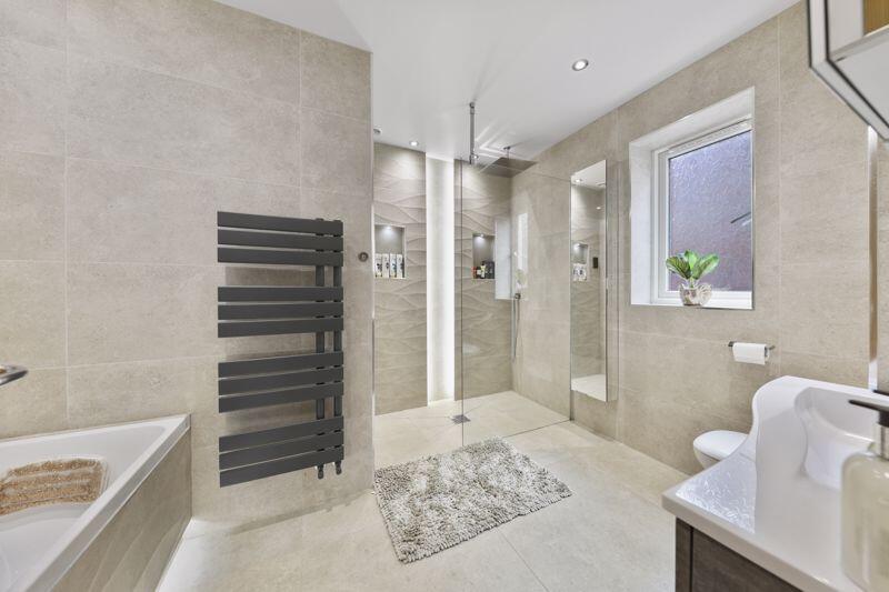 Bed1-Ensuite.