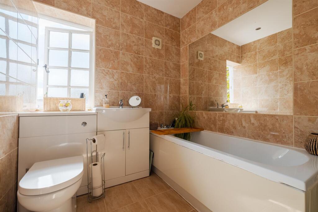 36 Circular Dr-24.jpg