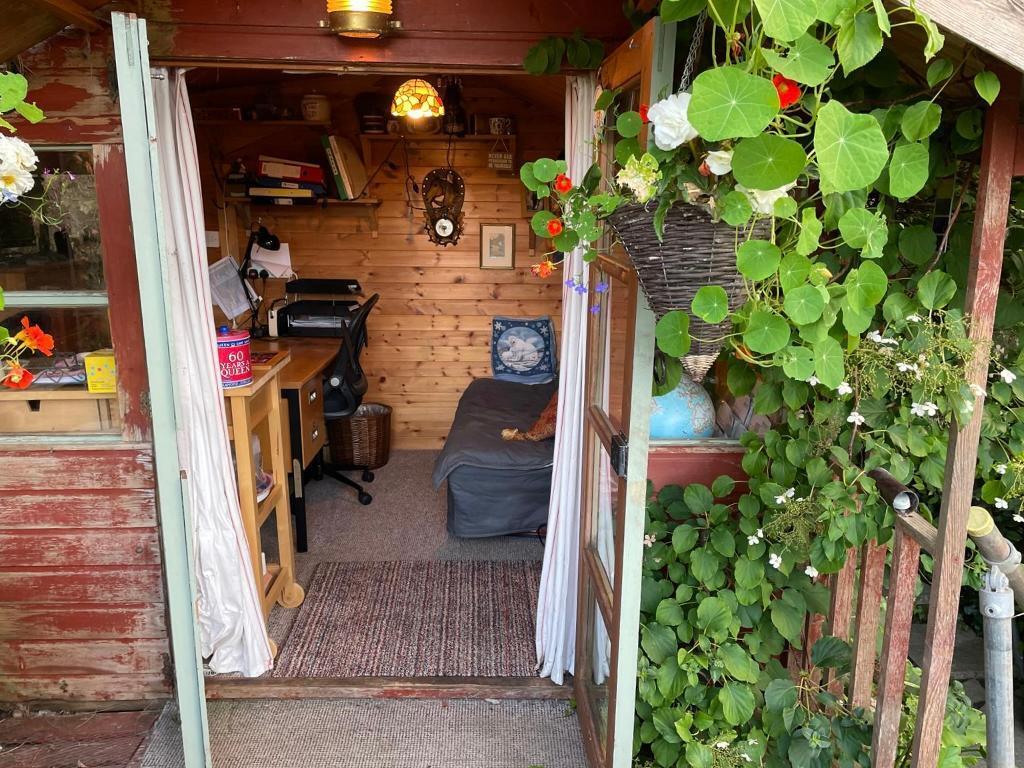 Charming home office in garden