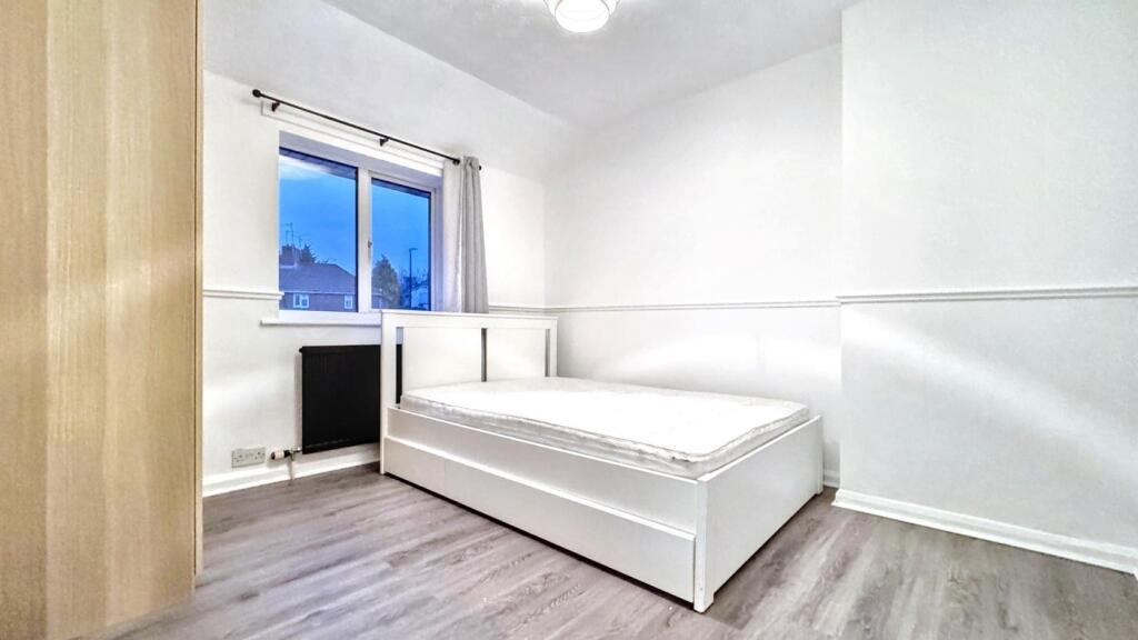 A bright and inviting double bedroom with a min...