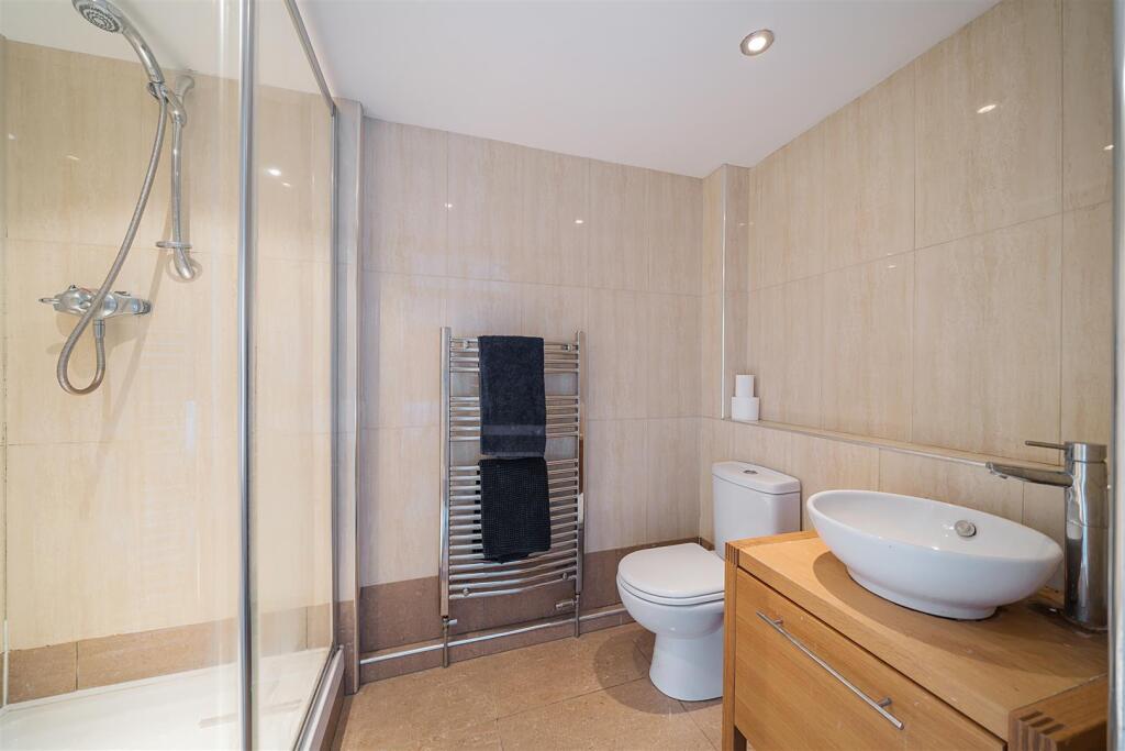 Master Ensuite (Farmhouse)