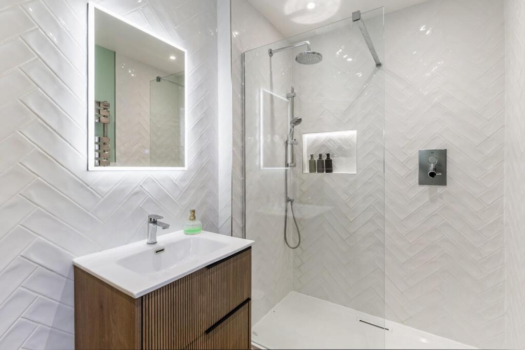 5 Harnham Road Shower Room