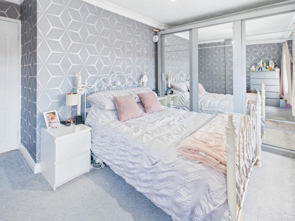 CAM04233G0-PR0039-STILL024