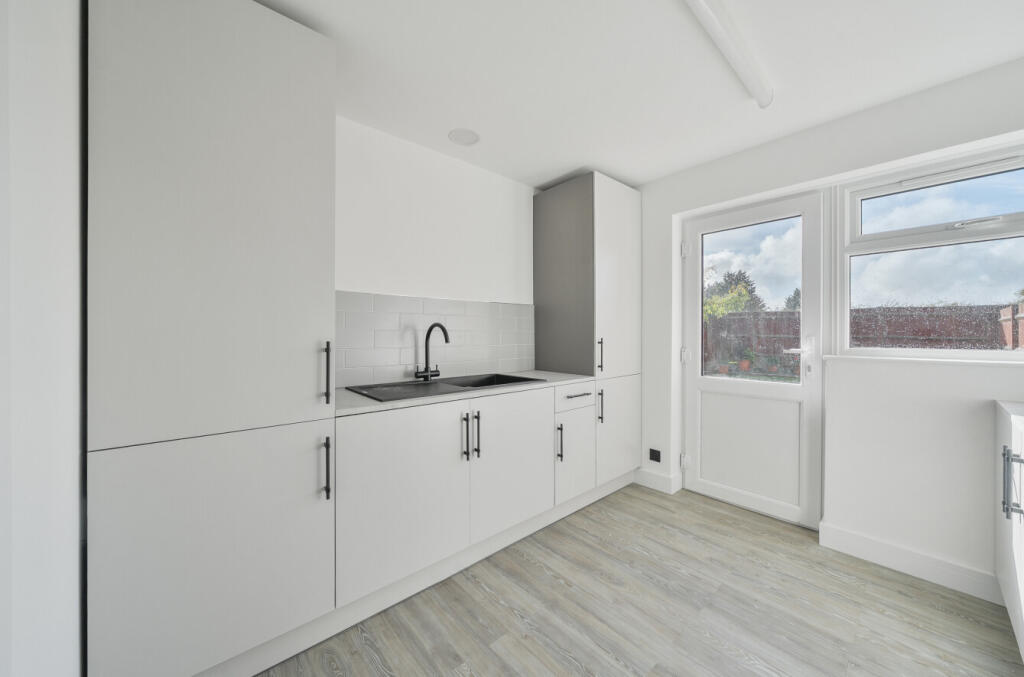 1371438-6-68f6416...