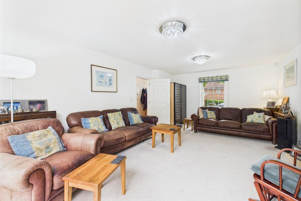 CAM03162G0-PR0285-STILL014