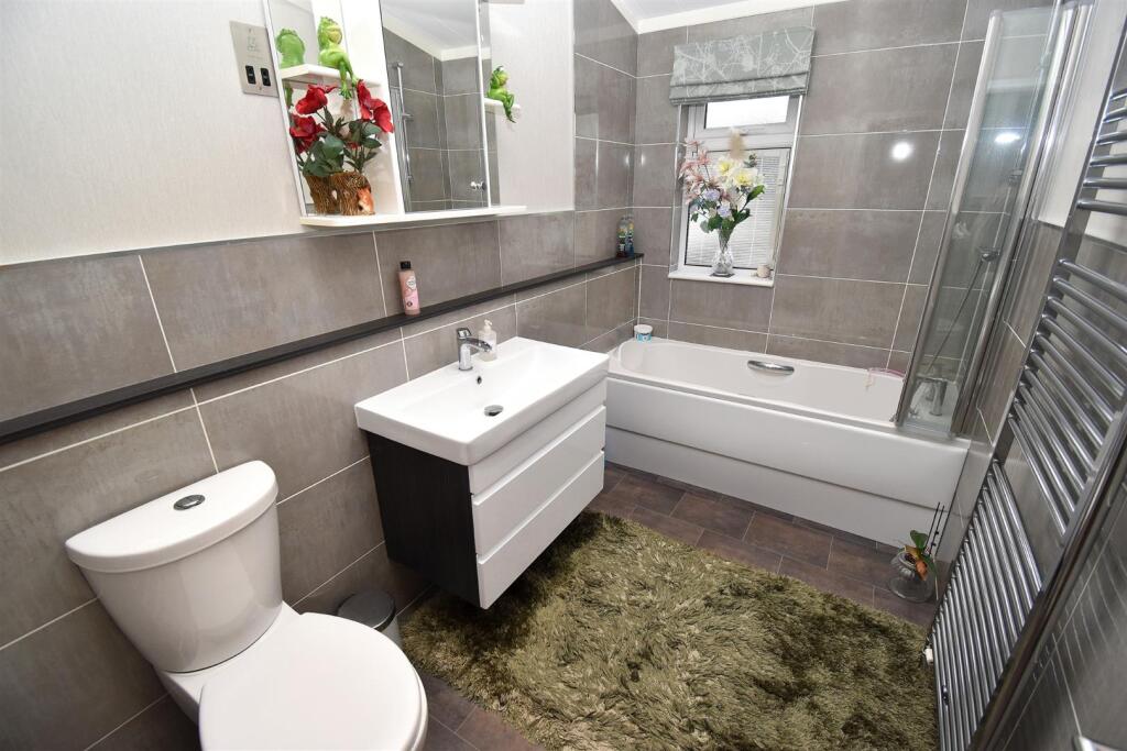 FAMILY BATHROOM.JPG