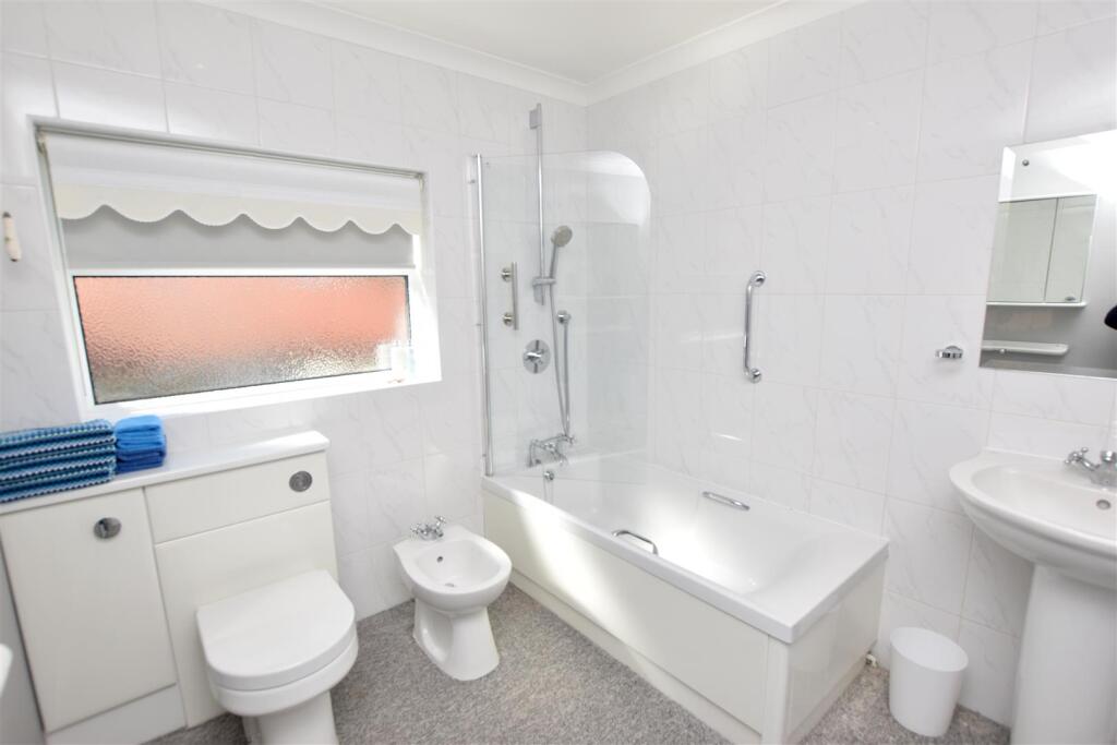 BATHROOM/WC