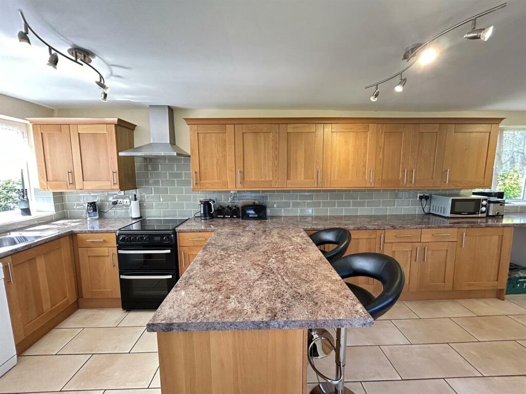 kitchen 2.jpg