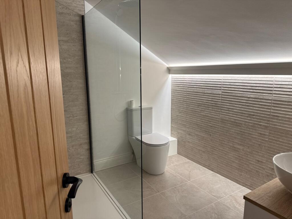 Master bedroom en-suite