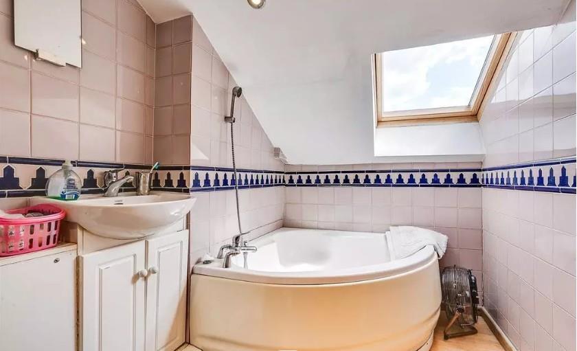 En suit bathroom to loft room