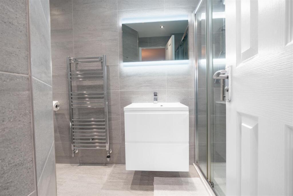 ensuite.jpg
