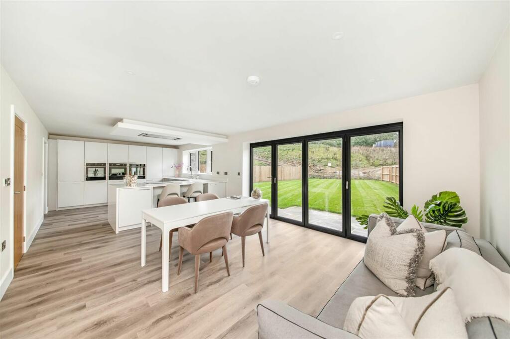 OPEN-PLAN DINING LIVING KITCHEN