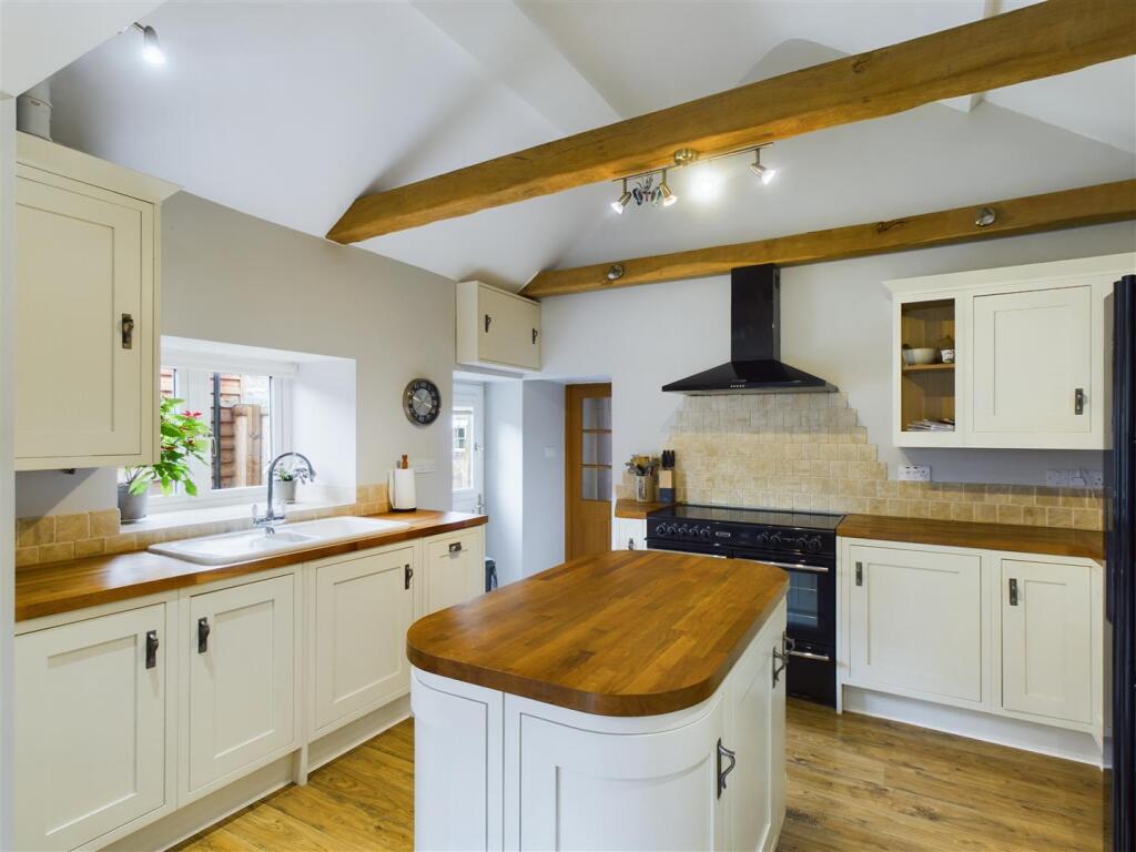 KITCHEN/LIVING