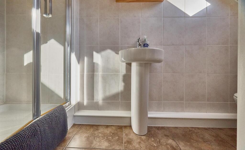 REFITTED EN SUITE SHOWER
