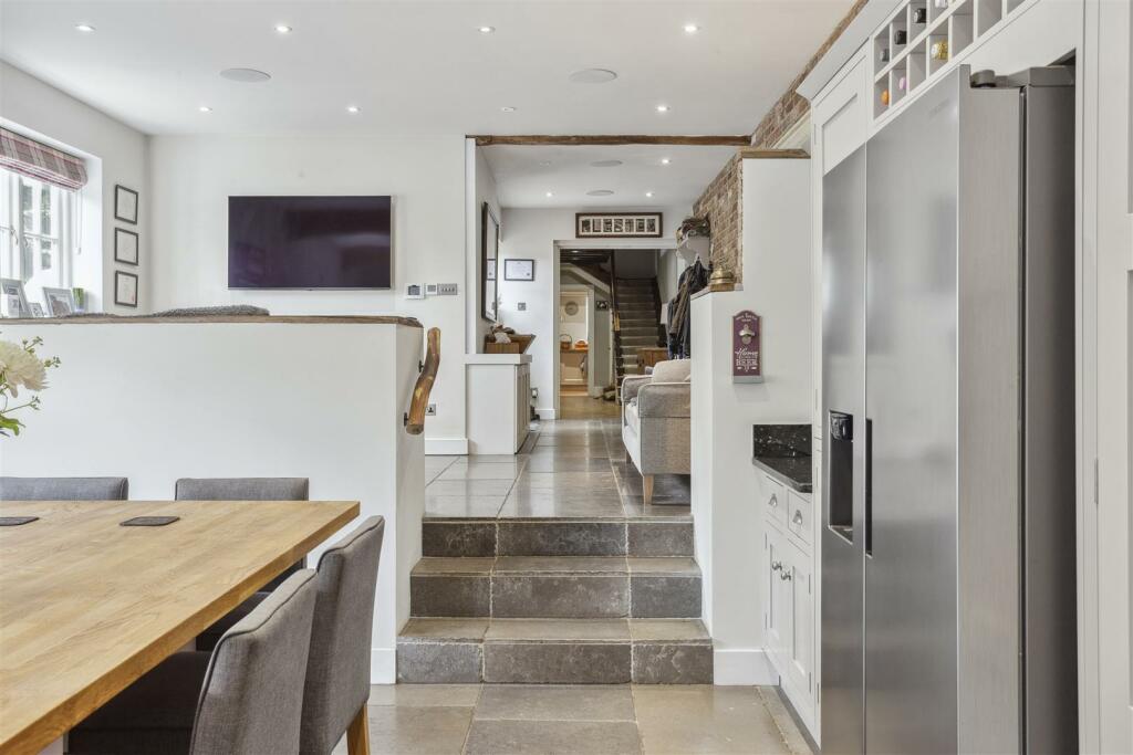 77240_Bentley Lodge 10 Egham Hill(18).jpg