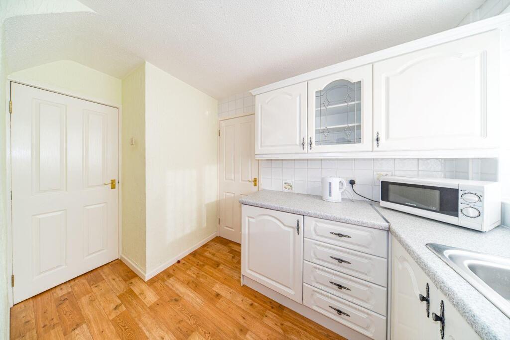 15 Arnside Avenue kitchen 2.jpg