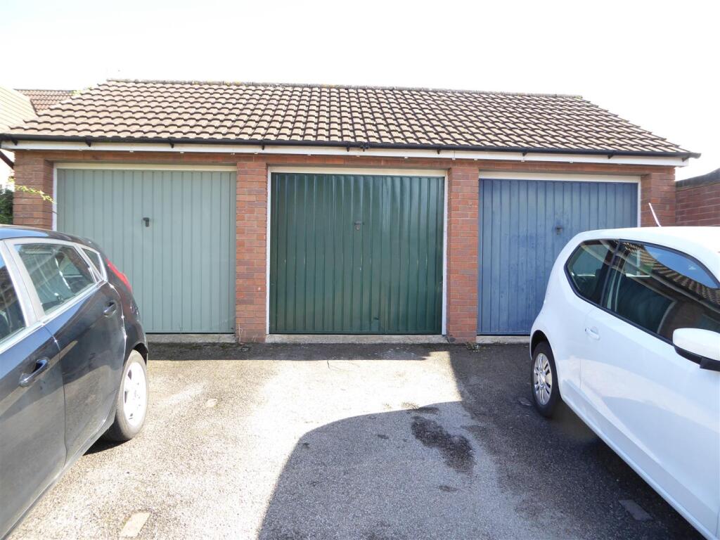 Garage to rear  &amp; Drive En Bloc