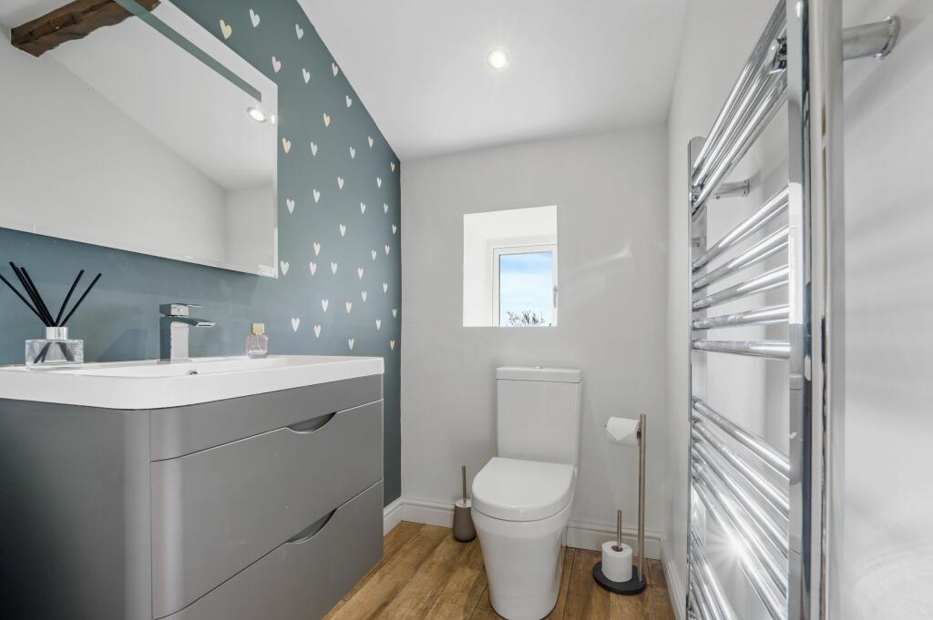 En-Suite to Bedroom 3