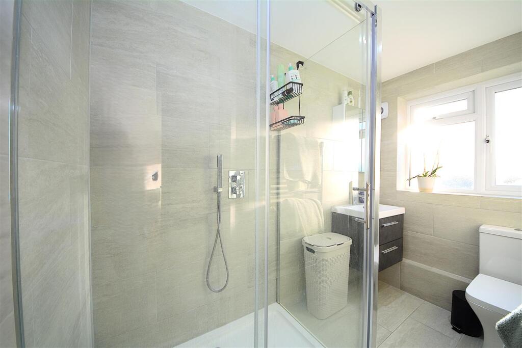 Bathroom 1.jpg